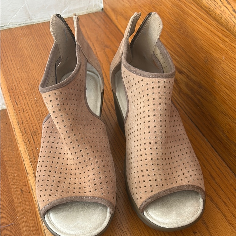 Skechers Tan Sandals with Modern Design